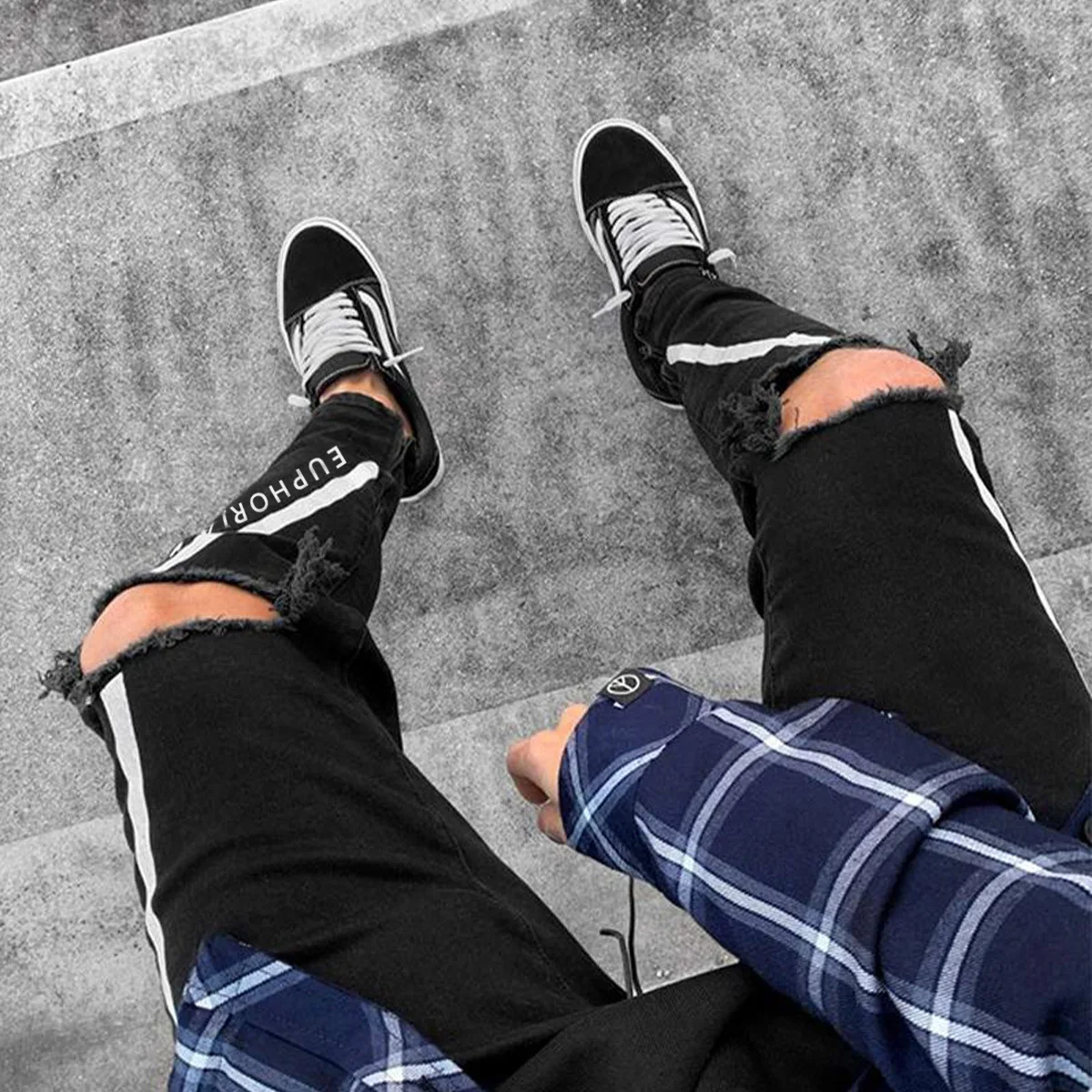 

2021 Fashion Men's Skinny Ripped Jogging Jeans Slim-Fit Locomotive Pencil Pants Side Stripe Letter Printing Date Denim Costume