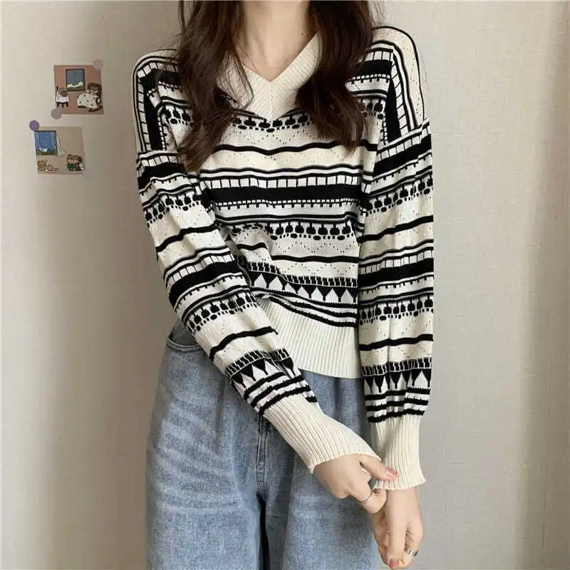 

Base knitwear spring and summer 2021 new Korean women's Retro jacquard V-neck lazy wind loose long sleeve top