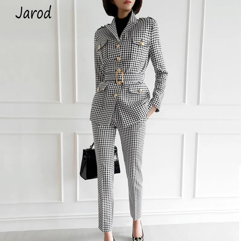Женский офисный брючный костюм элегантный деловой из двух предметов клетчатый