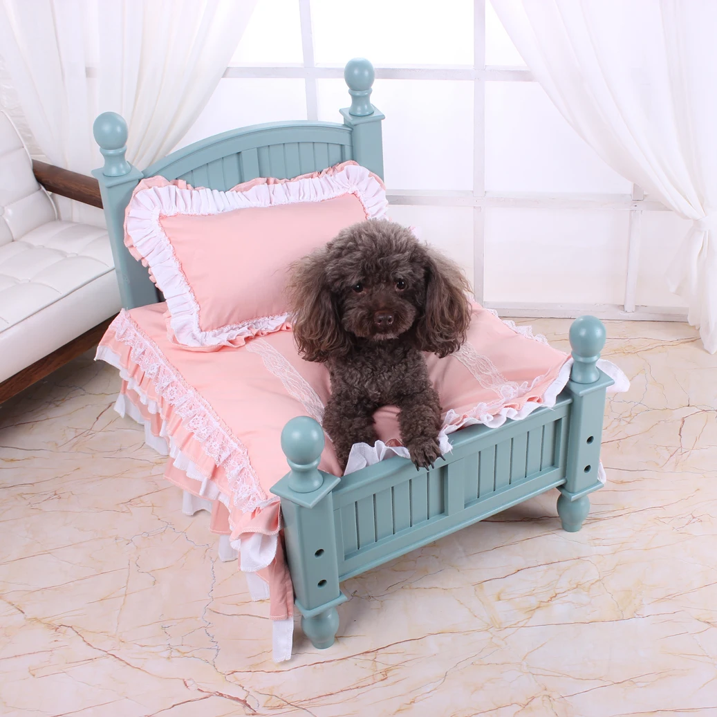 Деревянная кровать для домашних животных из массива дерева: прочная и красивая, с съемным и стираемым чехлом в цветочном оформлении.