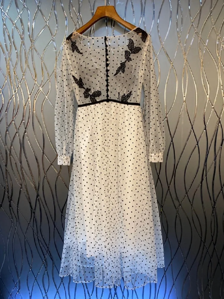 Женское вечернее платье в горошек белое с длинным рукавом и вышивкой листьев