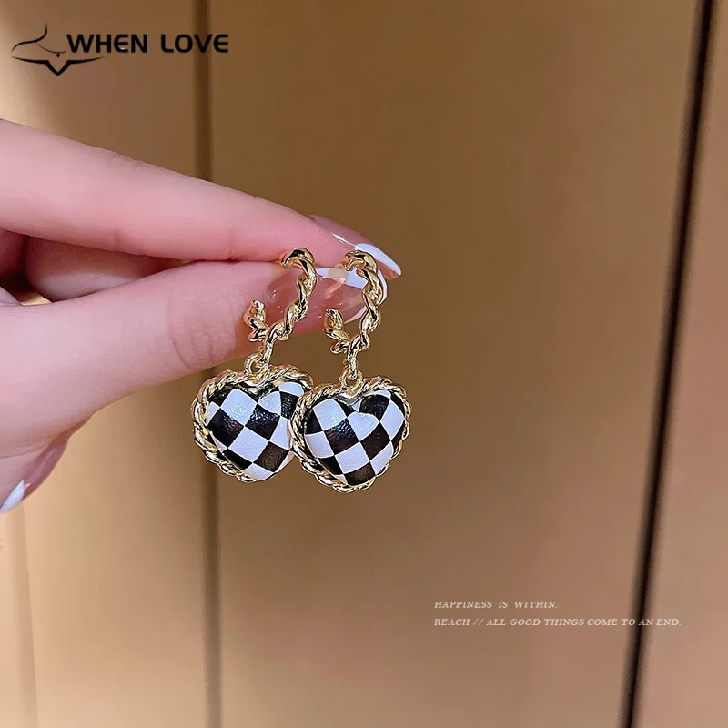 

WHENLOVE Black White Grid Heart Leather Earings Women Vintage Earrings Gift Korean Woman Piercing Ear Jewelry Fine Accessories