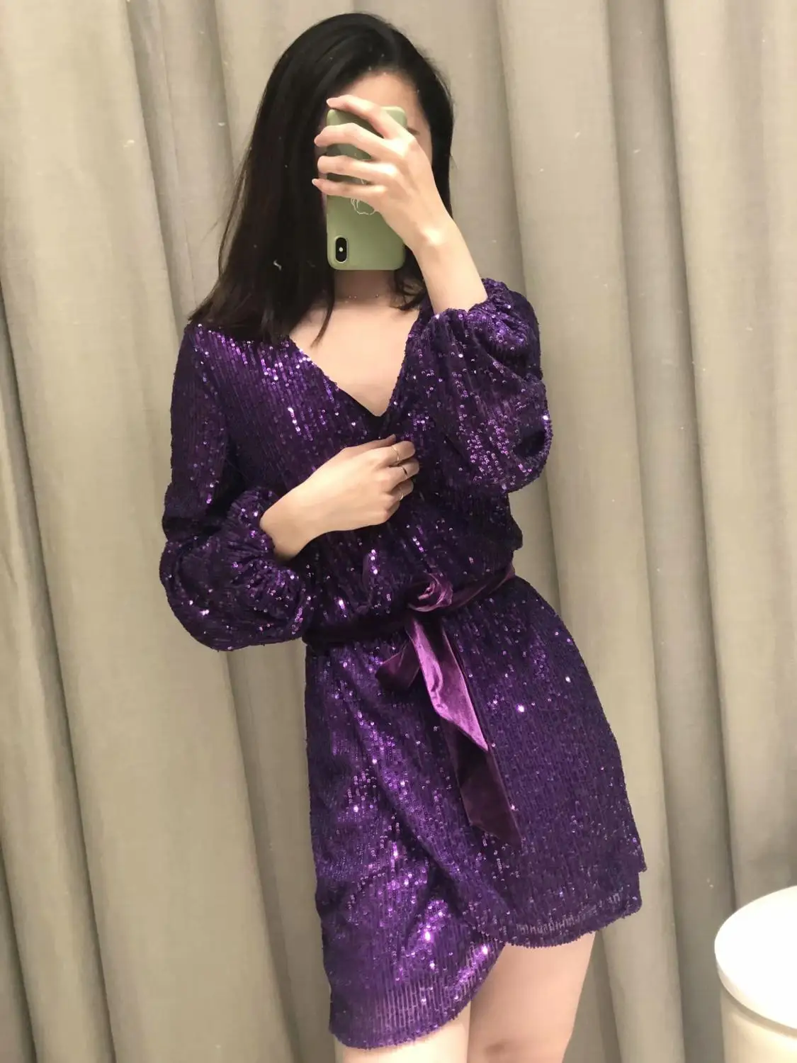 Женское мини-платье-кимоно с v-образным вырезом и бантиком на завязках поясом