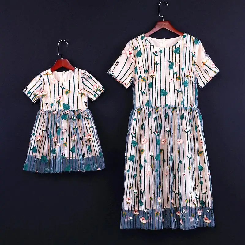 Кружевное платье с вышивкой для мамы и дочки Платья Одинаковое праздничное