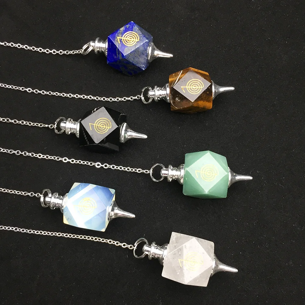 Натуральные каменные обереги для гадания с символами ауры и чакр, вырезанные духовными маятниками из кристалла.