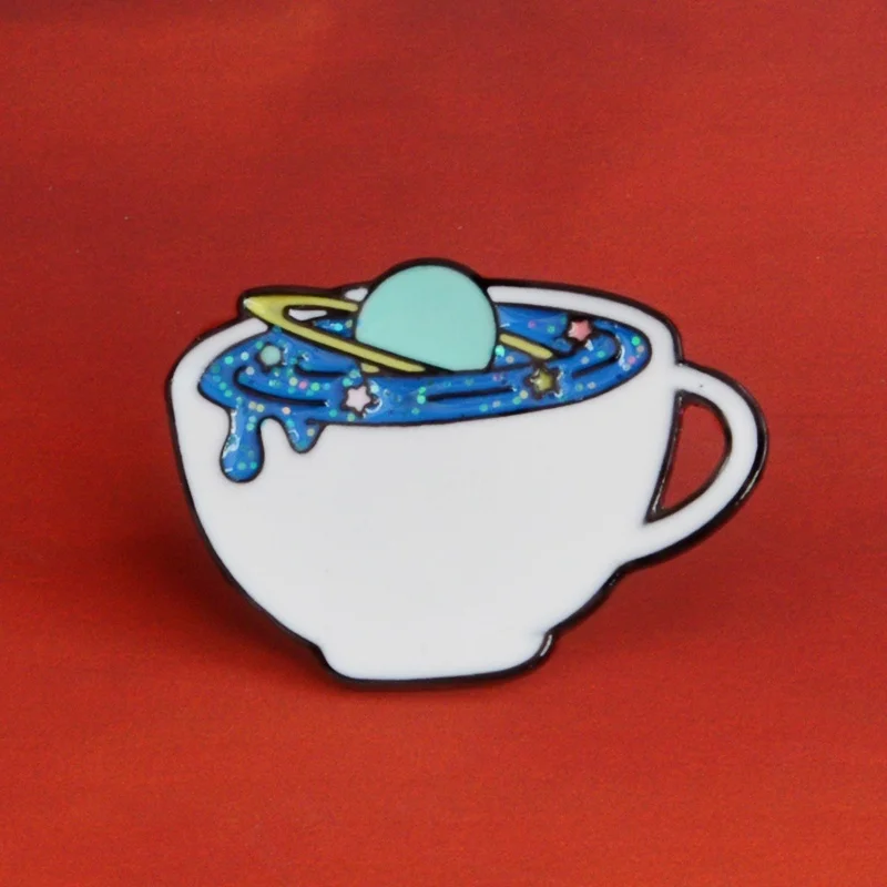 Белая космическая чашка полная синего звездного Сатурна бегущая брошь личность