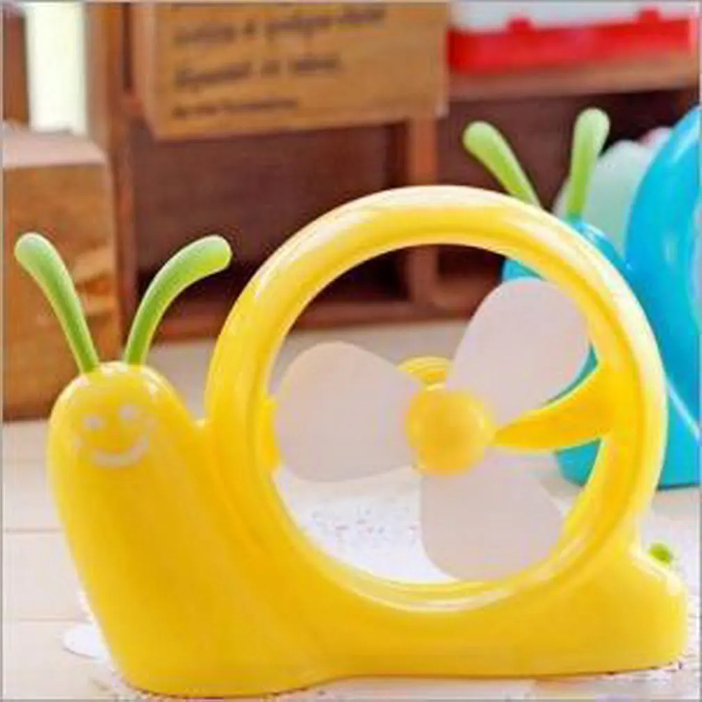 Мини улитка с желтым вентилятором лежа на земле бытовая Повседневная продукция