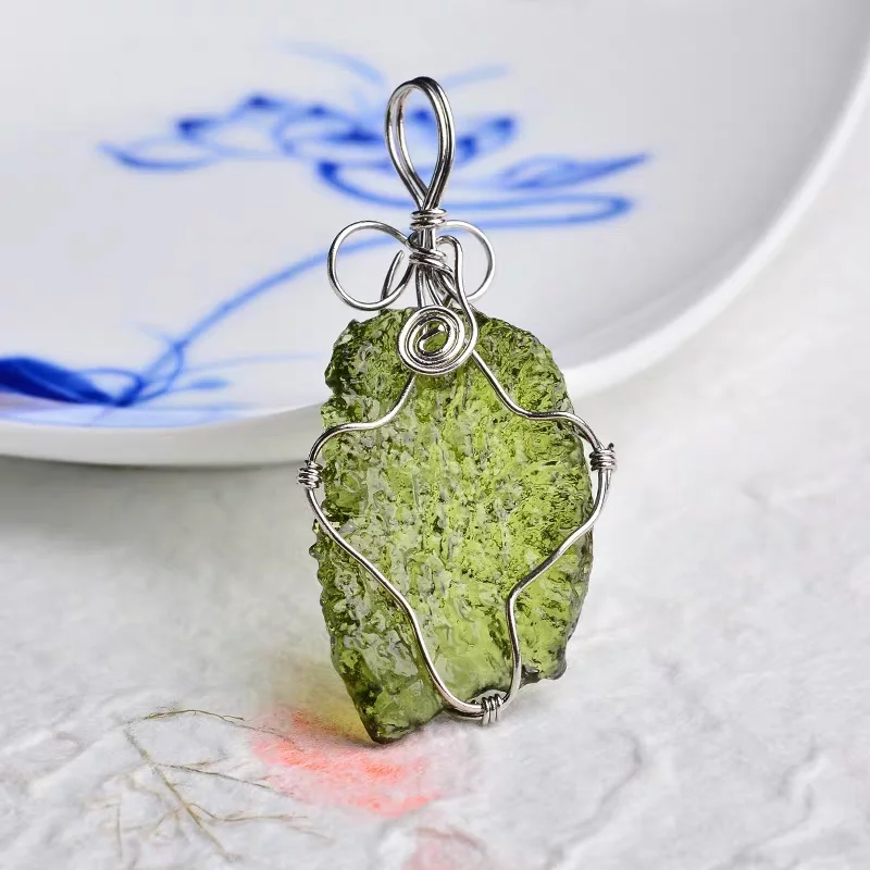 Лидер продаж A + натуральный форма зеленый аэролиты кристалл камень кулон энергии