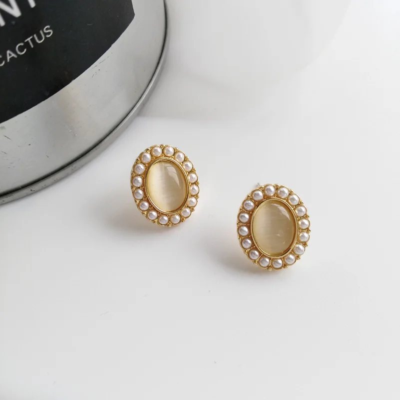 Серьги гвоздики ювелирные с искусственным жемчугом овальной