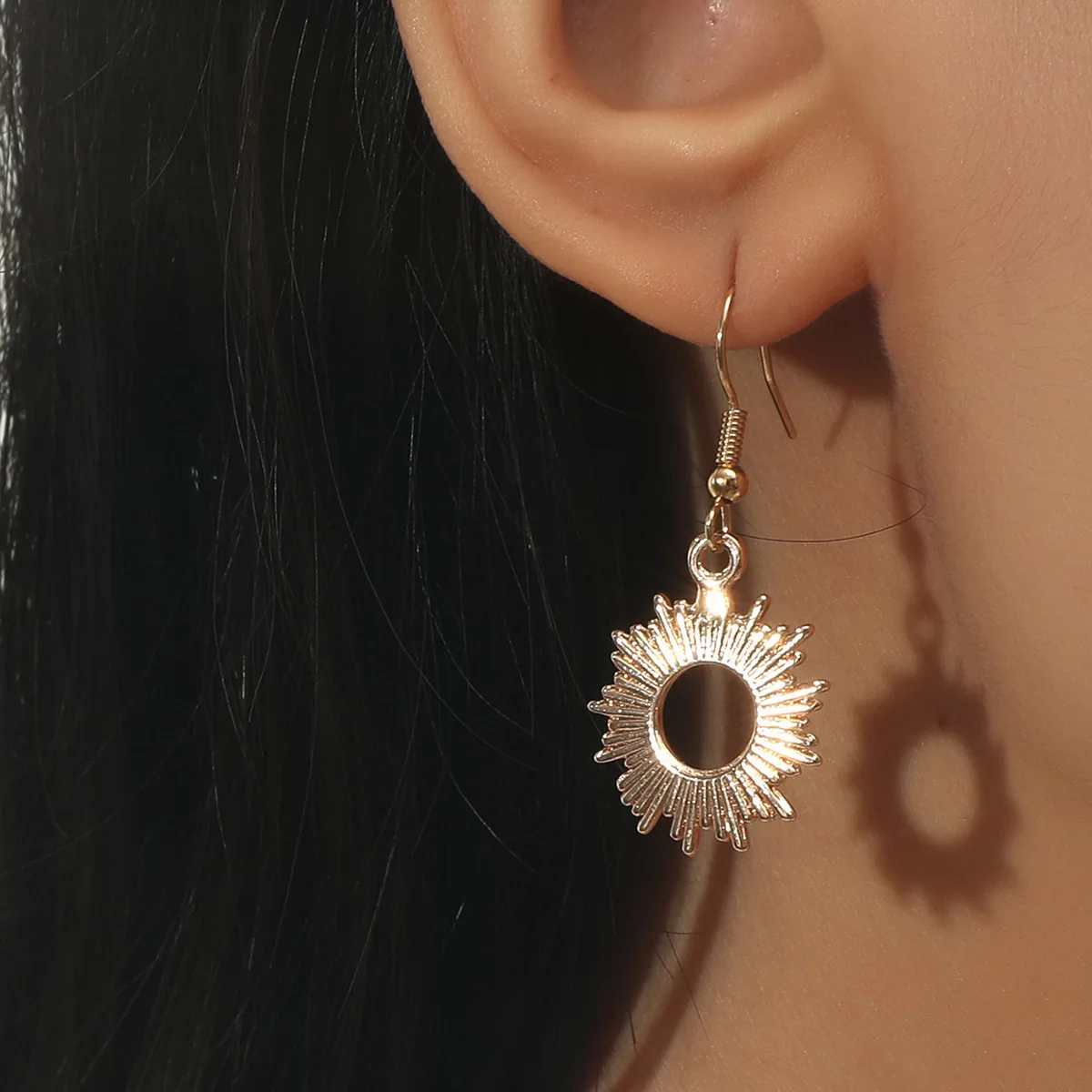 

European and American Creative Golden Sunflower Earrings Ins Fashion Simple Temperament Metal Pierced Earrings.korean Fashion