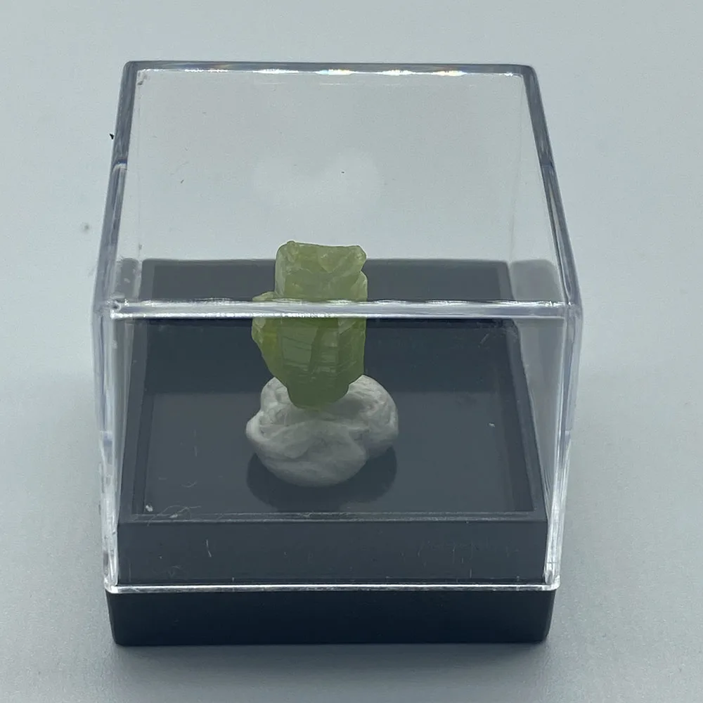 

natural pyromorphite mineral espcime pedras e cristais coleo pedras preciosas quartzo do tamanho da caixa de china 2.7 cm 3#