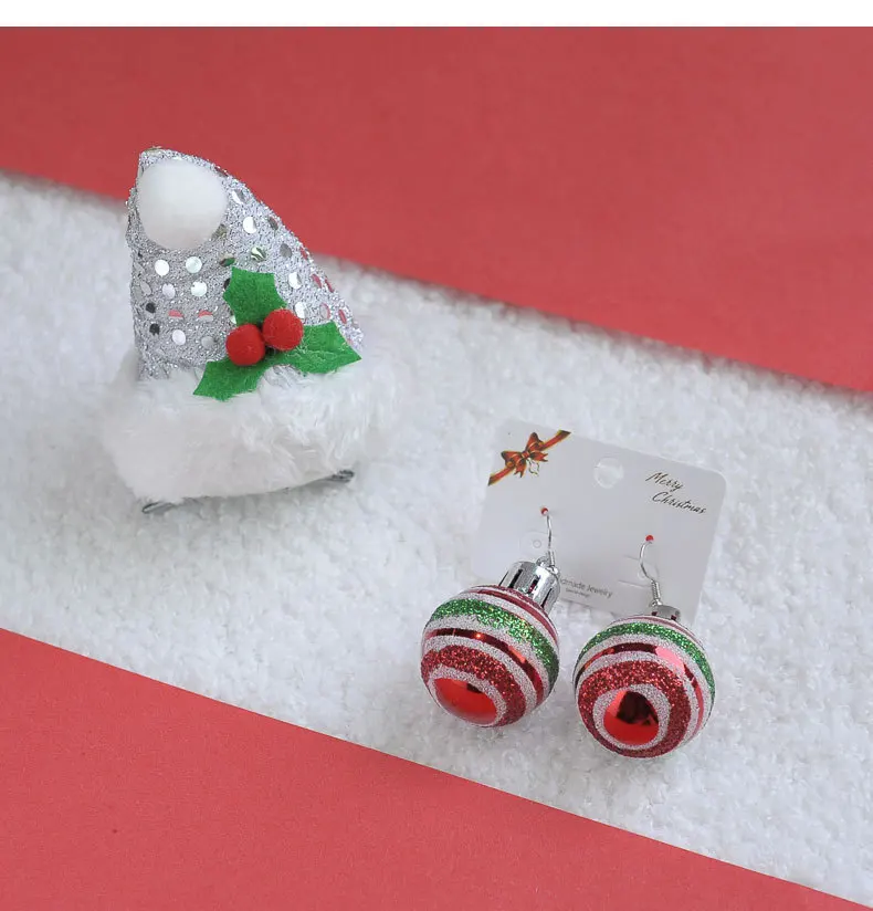 Новогодние серьги лампочка красного и зеленого цвета в форме снежинок виде