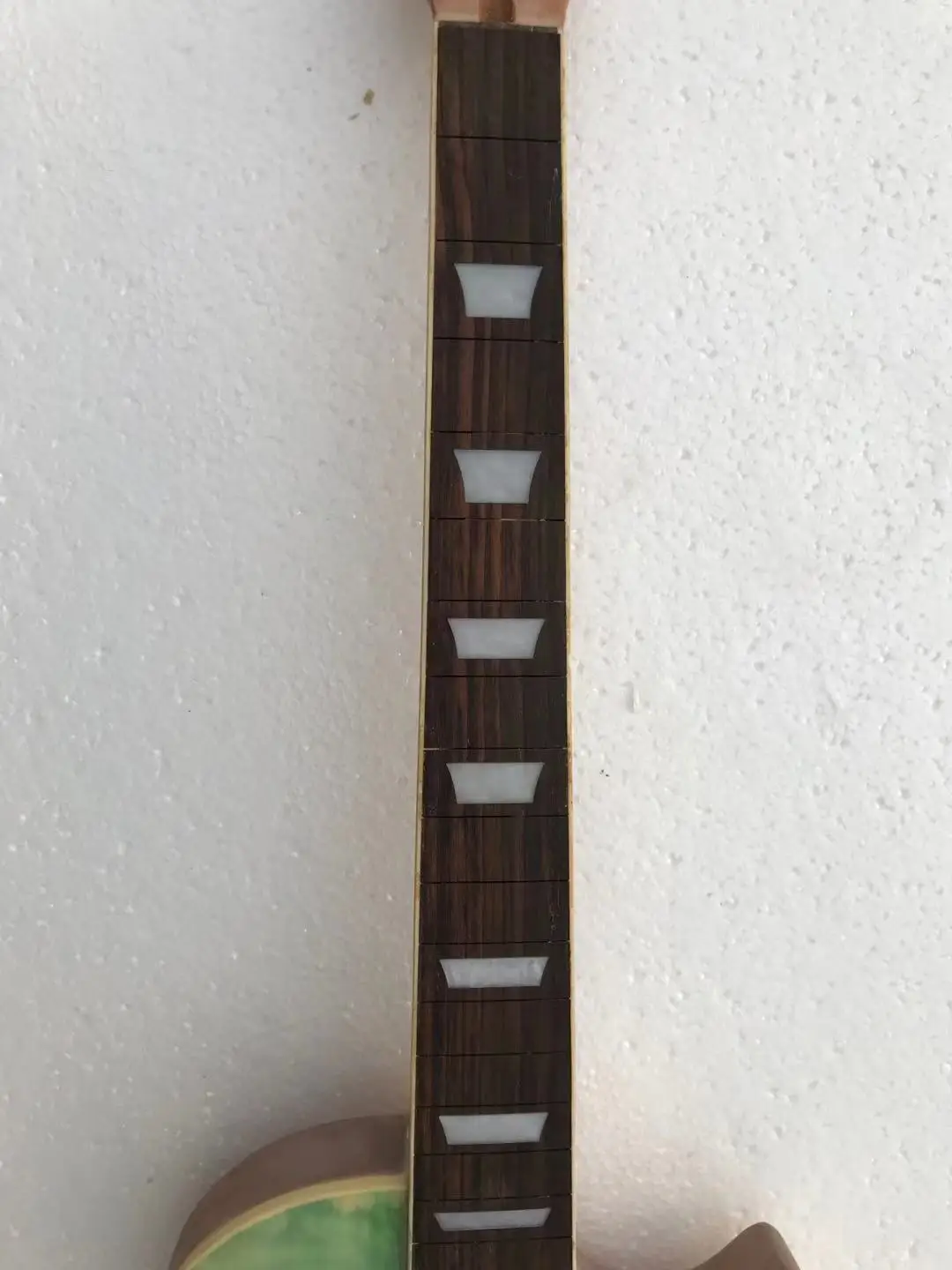 Профессиональная электрогитара сделай сам (не новая) без металлических