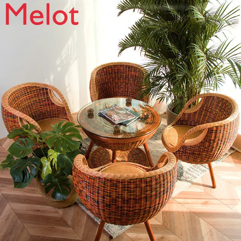 Рисунок 5 - Маленький стол и стул из ротанга для балкона