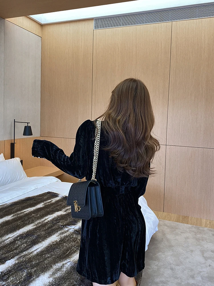 Тонкое бархатное платье в стиле ретро с v-образным вырезом и алмазной пряжкой на