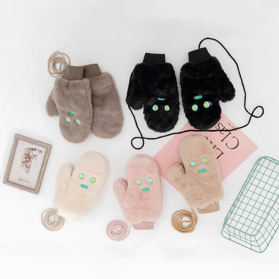

2021 new winter Korean version ladies warm and velvet padded gloves riding mittens hanging neck plush printing gloves