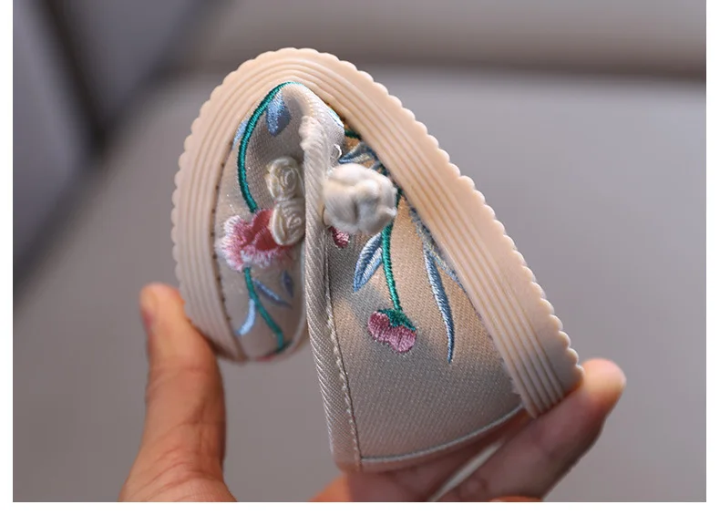 

New Spring Girls Embroidered Shoes Ethnic Girls Cotton Casual Embroidered Shoes Girls Princess Flats Girls Breathable Shoes
