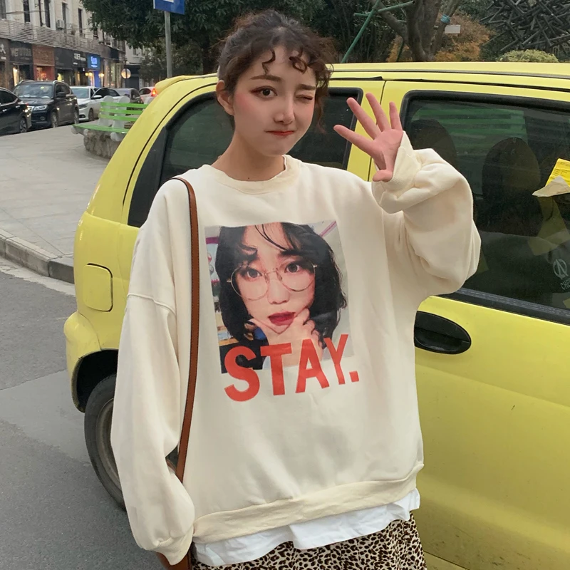 Толстовка женская утепленная бархатная однотонная с буквенным принтом и круглым