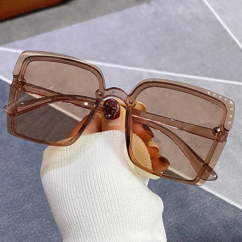 

Женские солнцезащитные очки трендовые квадратные очки без оправы цветные градиентные цветные линзы винтажные роскошные дизайнерские очки...