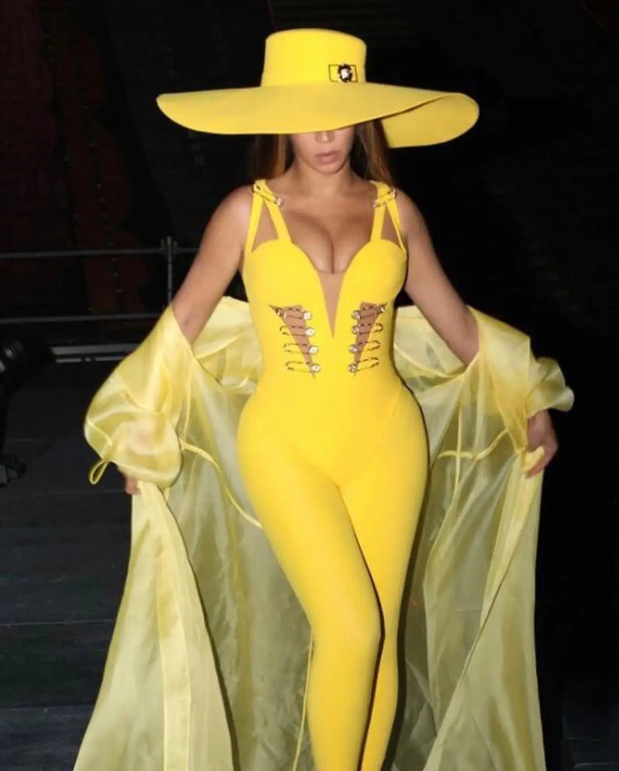 

Женский комбинезон из вискозы, с открытой спиной и V-образным вырезом