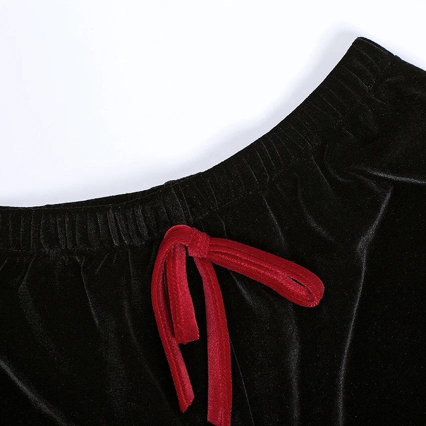 HiLoc красный кружевной топ на бретельках и черный короткий пижамный комплект