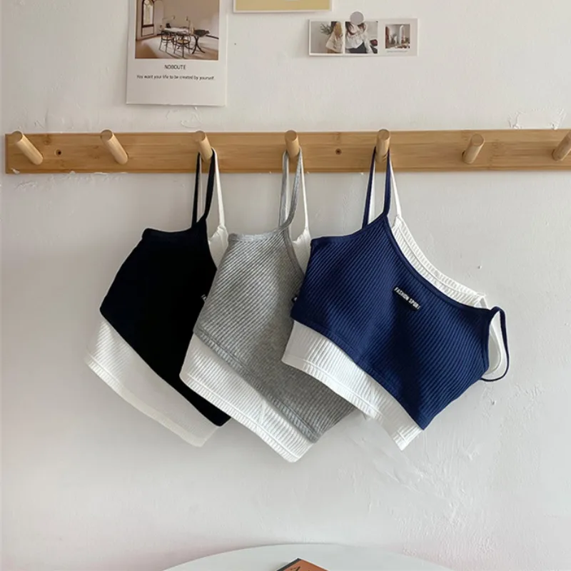 Женский спортивный топ в западном стиле небольшой на бретельках с накладкой