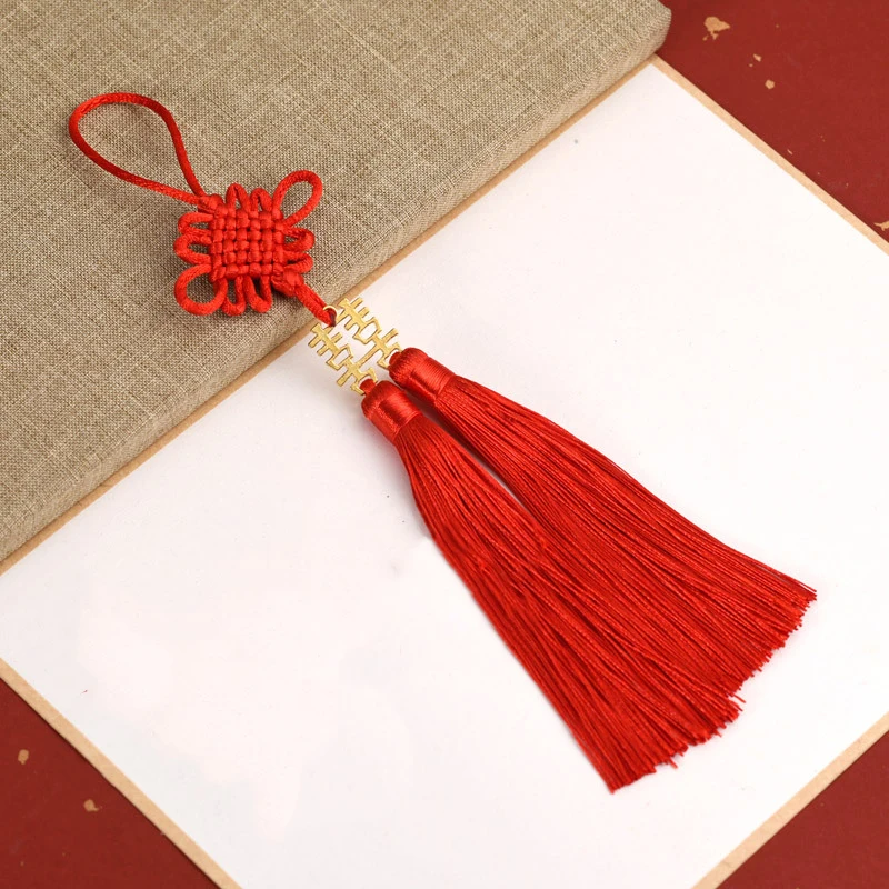 

Красные подвесные украшения на Лунный Новый год