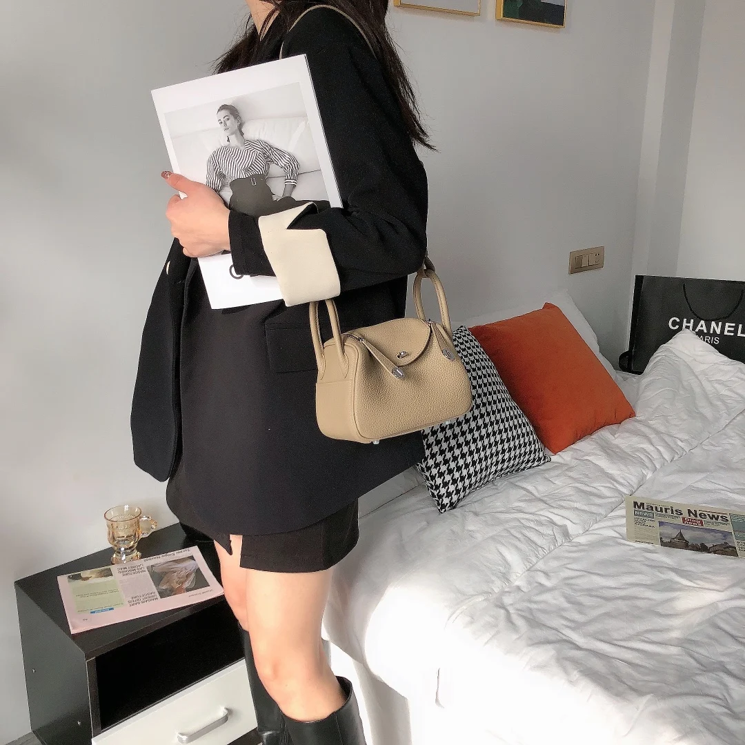 

2021 new versatile fashion web celebrity Leather Pillow Bag Doctor Bag Hand Bill of Lading Shoulder Cross Cargo Ladies Bag