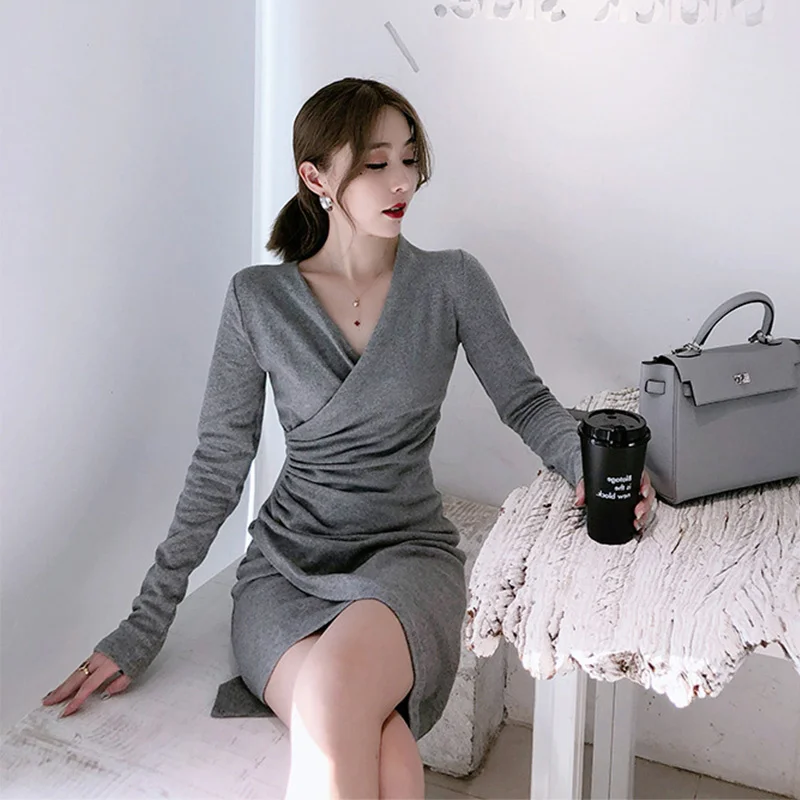 

Женское платье с длинным рукавом и V-образным вырезом