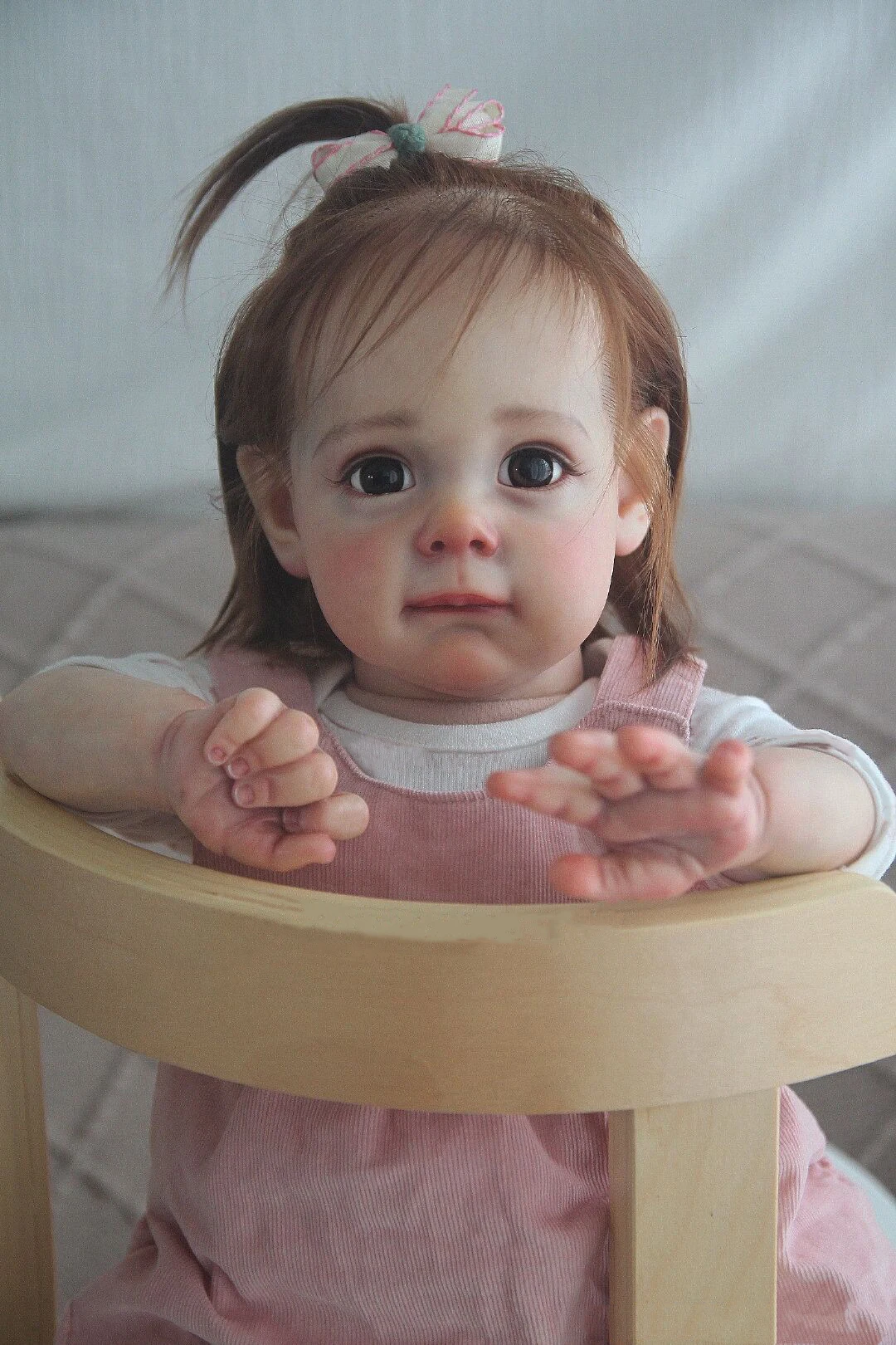 

WXICQ 60 см Реалистичная Высококачественная Кукла реборн малыш Мэгги с детализированными ручными волосами Коллекционная Художественная кукл...