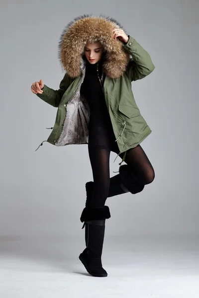Новинка Arrvial Furs Мини тонкая парка меховая подкладка капюшон из меха енота Mrs