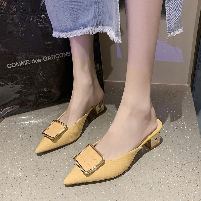 

Шлепанцы женские на высоком каблуке, сланцы, заостренный носок, цепочка, пряжка, уличные тапочки, осень