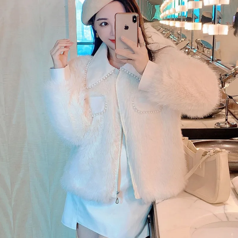 Высококачественные новые зимние модные пальто из искусственного меха 2021 года для женщин, короткие верхняя одежда с жемчужной отделкой и ароматом маленького размера.