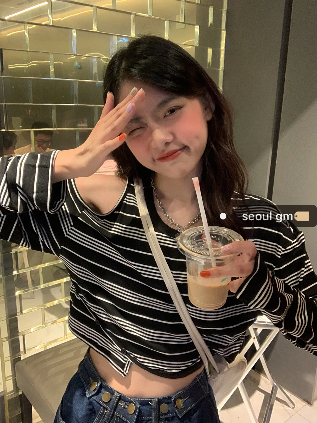 Вызывающая Повседневная Асимметричная футболка с открытыми плечами черно-белая