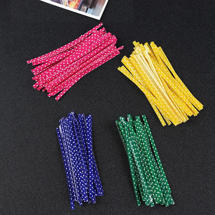 

Manufacturers wholesale bread toast bags tied mouth tied silk colored dots kraft paper tied silk rope bags plastic bags sealed.