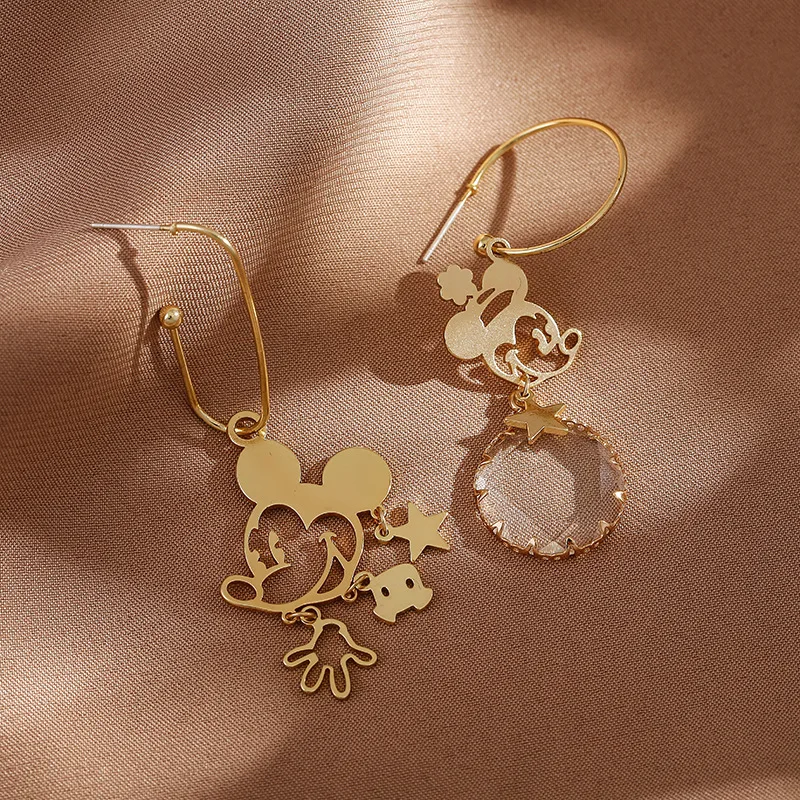 Женские ассиметричные серьги гвоздики из серебра 925 пробы с изображением Микки