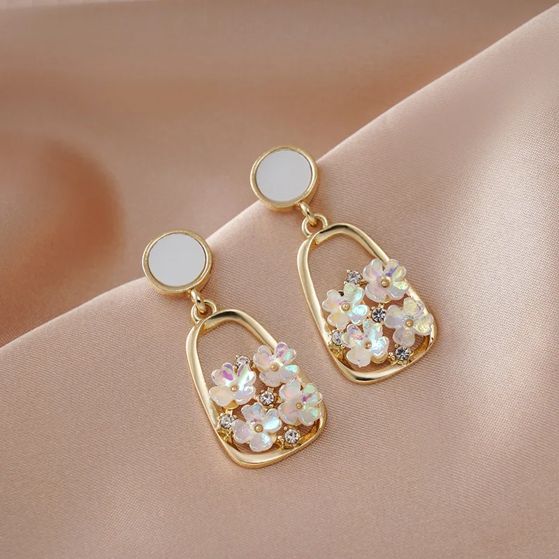 

New pearl petal earrings female network red explosion of fashion temperament advanced sense of flower earrings