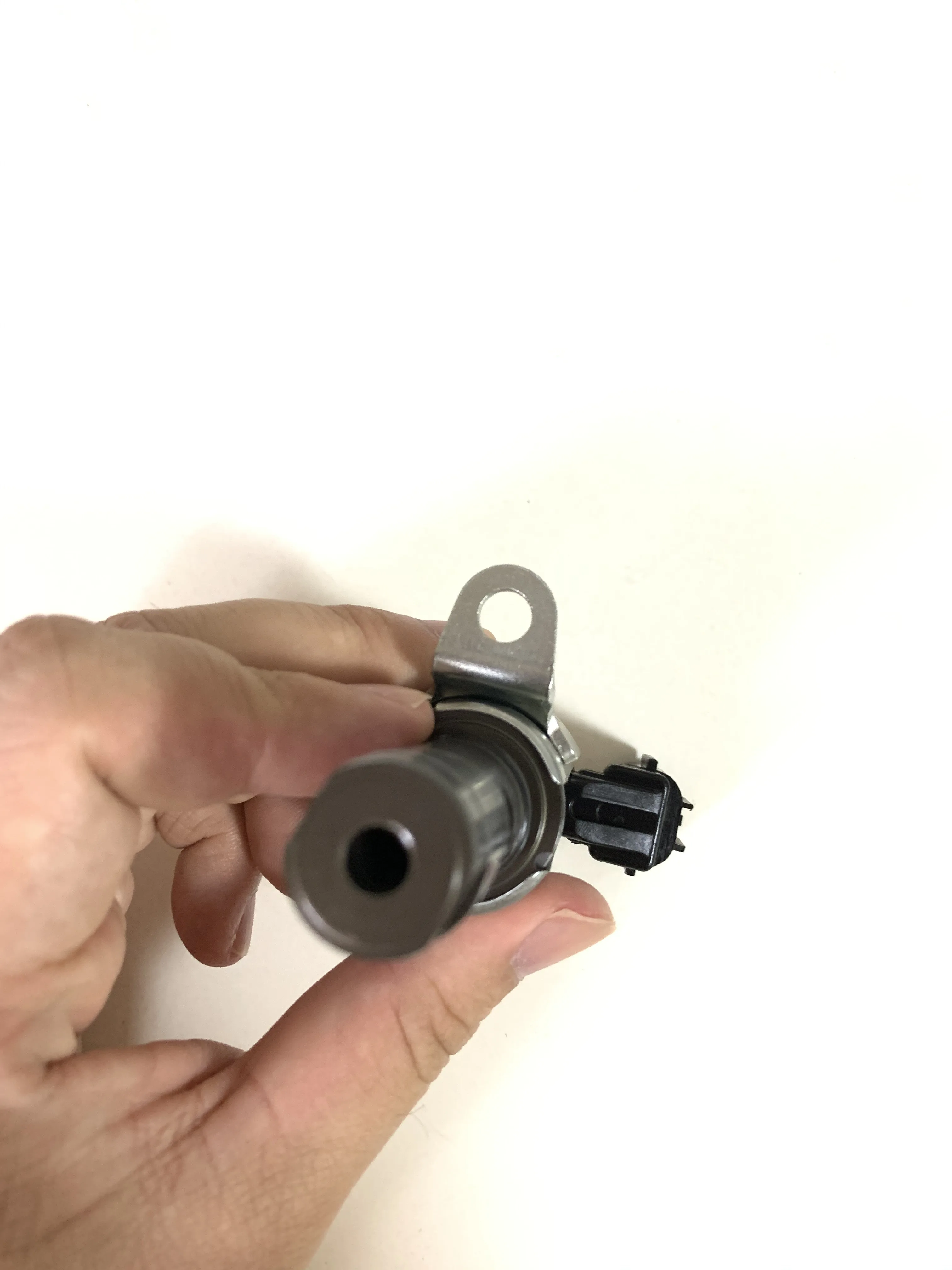 Новый соленоид регулирующего клапана синхронизации VVT для Ford Focus 1.6i 1366329 BE8Z6M280B