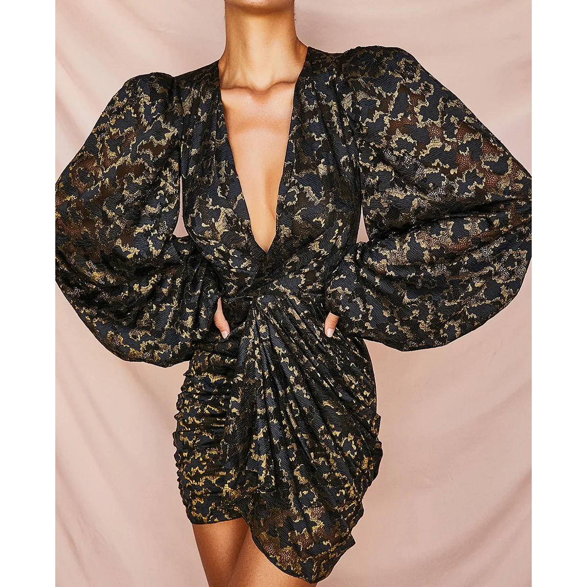 Черное Золотое кружевное мини платье с длинными рукавами фонариками глубоким v