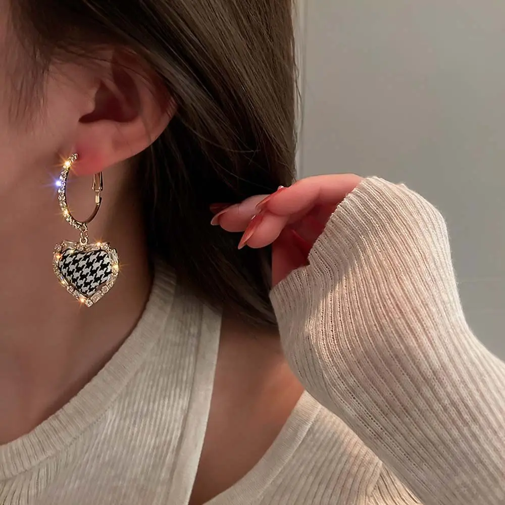 

New Korean Style Geometric Round Metal Crystal Drop Earrings For Women Vintage Black White Gingham Heart Earrings Party Jewelry