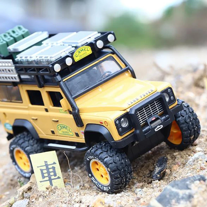 1:28 литая под давлением модель автомобиля Land Rovers Suv Металлический Игрушечный Автомобиль со звуком, подвесной светильник для детей, подарок для отслеживания