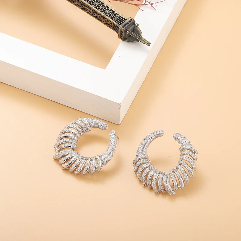 

Korean version of Korean jewelry, personality, fashionable and cheerful temperament earrings, female exquisite full diamond shor