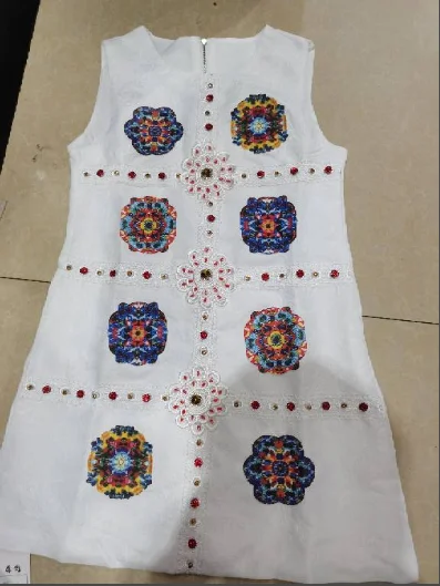 Женское дизайнерское платье без рукавов с круглым вырезом облегающее