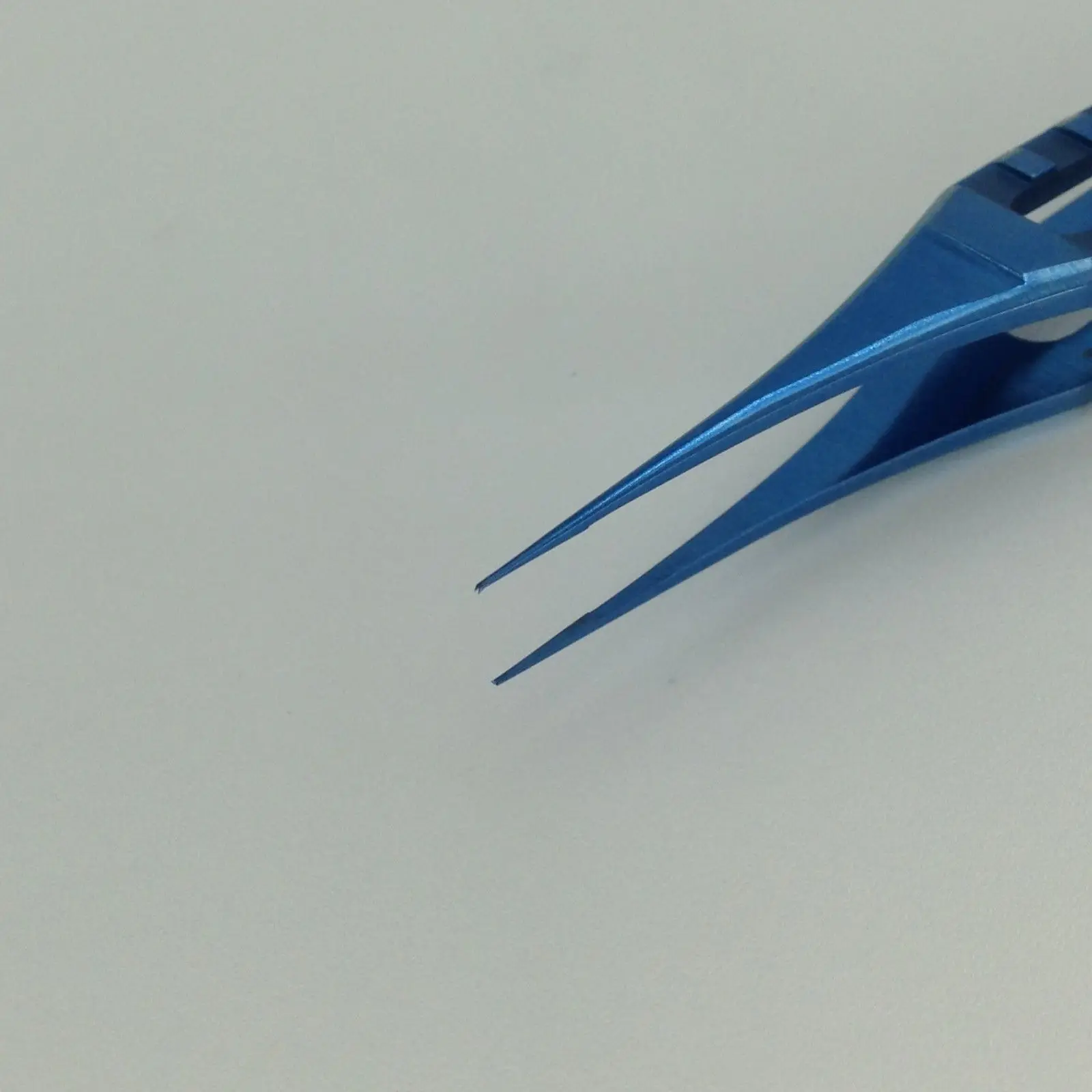 

Titanium Straight Suture Forcep 85mm ophthalmic eye instrument