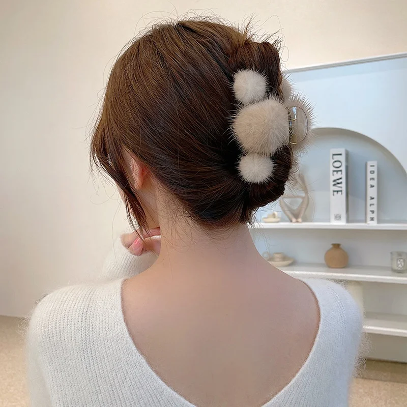 

Sweet and Cute Girl Plush Plush Large Catch Clip Female Back Head In Autumn and Winter Mink Hair Headdress Hairpin Shark