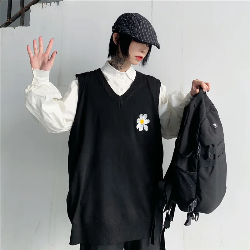 Женский трикотажный свитер без рукавов с цветочной вышивкой |