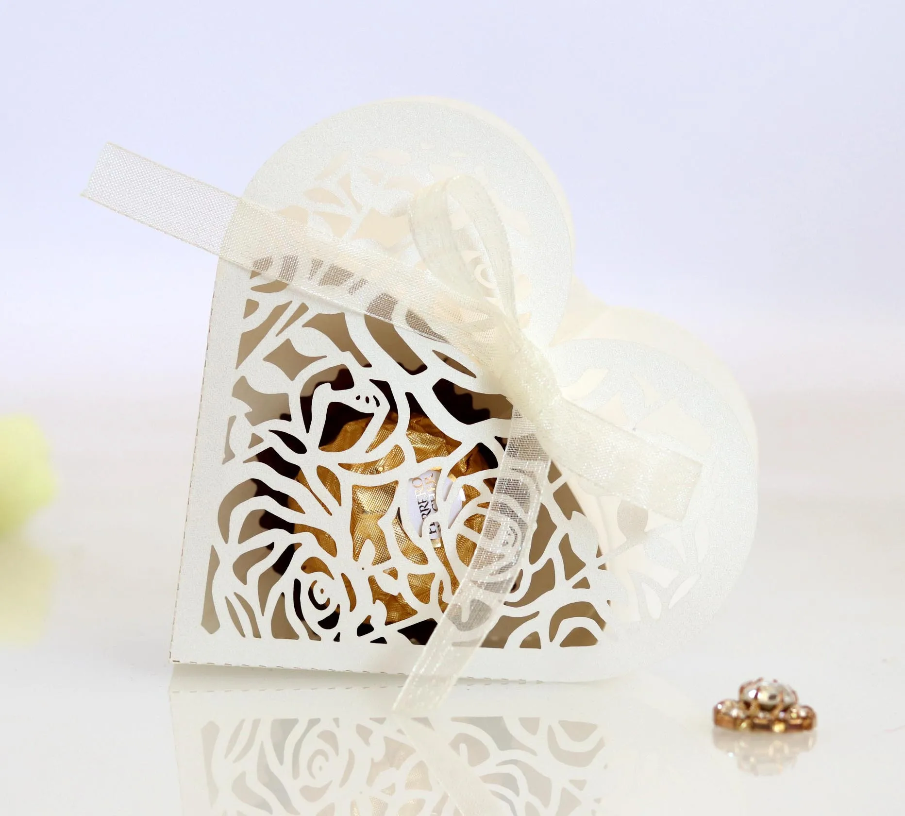 Белая/слоновая кость в форме сердца лазерная резка полые розы коробка конфет