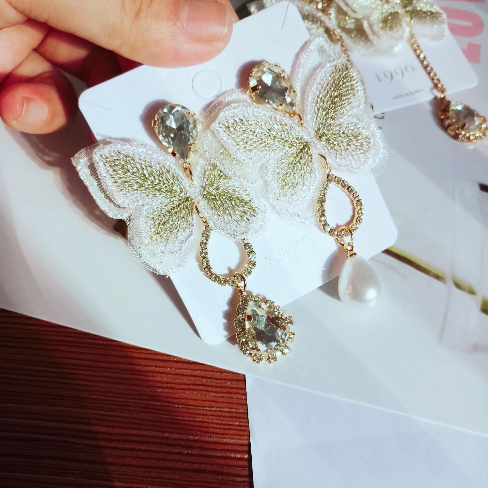 

Korean Version of The Retro Zircon Pearl Embroidered Butterfly Earring Simple Temperament Personality Asymmetric Long Earrings