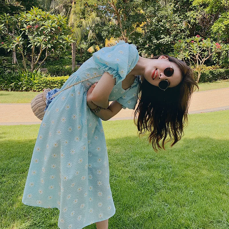 Женское длинное платье в клетку молочно-голубого цвета с рисунком маргариток