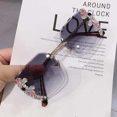 

2021 new gradient sunshade mirror European and American trend glasses trimming diamond rimless metal ladies sunglasses